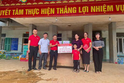 Ấm áp tình sẻ chia, hỗ trợ trường học sau bão số 10