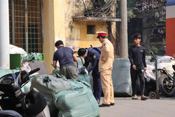 Phát hiện lượng lớn hàng hóa nghi nhập lậu tại Ga Hà Nội