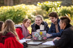 Anh: Hạ chỉ tiêu tuyển sinh quốc tế