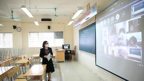 Hà Nội: Nhiều giáo viên F0, F1 vẫn "đứng lớp" dạy học