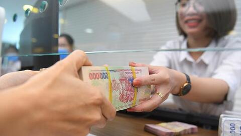 Ngân hàng nâng lãi suất, tiền gửi của người dân lập tức tăng mạnh hơn 100.000 tỷ trong một tháng