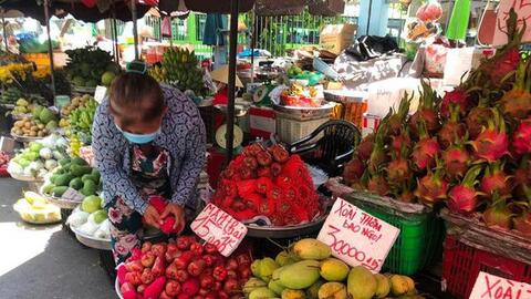 Trái cây vào hè giá rẻ bèo vẫn... ế