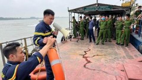 Diễn tập công tác cứu nạn, cứu hộ, sử dụng phương tiện thủy trên sông Hồng
