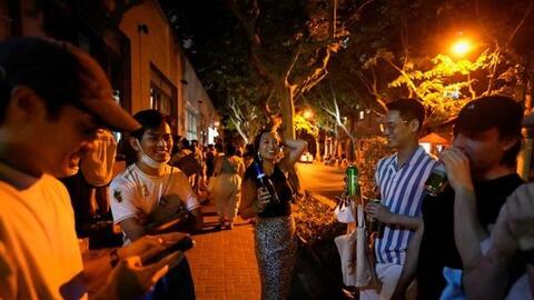 Dân Thượng Hải đổ ra đường mừng dỡ phong tỏa