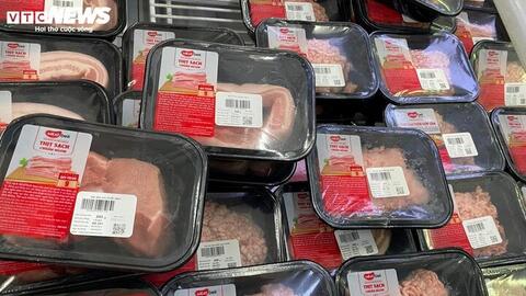 Giá heo hơi gần chạm đáy, người dân vẫn phải mua thịt heo giá ‘trên trời’