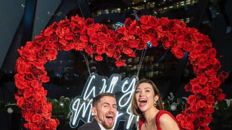 Sao bóng đá cầu hôn thành công bạn gái ca sĩ trong khung cảnh lãng mạn đến nao lòng