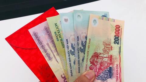 Khách hàng Vietcombank, VPBank, ACB, ...chú ý: Đầu năm nhiều tiền, nên mở sổ tiết kiệm vào mùng mấy để được lì xì, lãi suất cao?