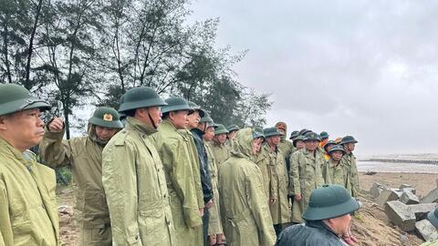 Bão số 5 áp sát khiến Hà Tĩnh mưa trắng trời, cây cối gãy đổ