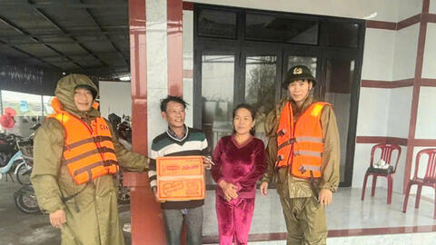 Thành phố Huế: Kịp thời hỗ trợ thực phẩm cho du khách bị lũ cô lập