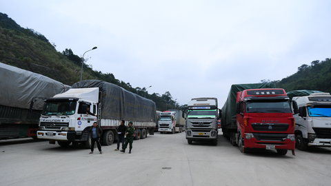 Hà Tĩnh: Nhộn nhịp hàng hóa tại cửa khẩu Cầu Treo dịp cuối năm