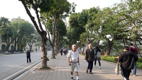 Lát đá mỗi chỗ một kiểu sẽ “băm vụn” vỉa hè Hồ Gươm