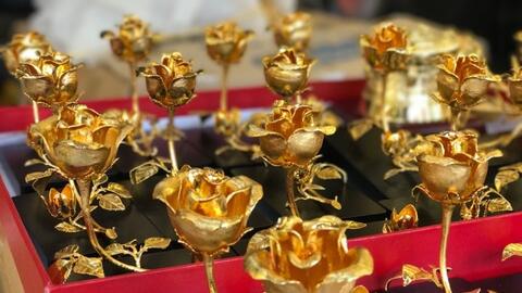 Hoa hồng mạ vàng tiền triệu vẫn "cháy hàng" dịp 8.3