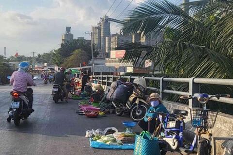 Thực phẩm giá rẻ, mập mờ nguồn gốc bủa vây công nhân