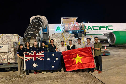 Tiếp nhận hàng viện trợ quốc tế khẩn cấp của Australia cho người dân Bắc Ninh