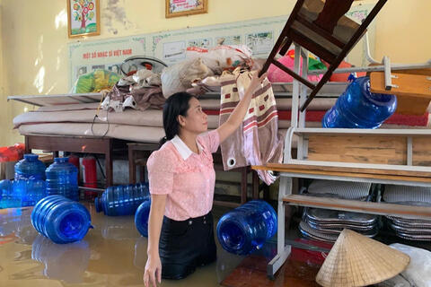 Trao tặng sách giáo khoa miễn phí cho học sinh vùng lũ tại Hà Tĩnh
