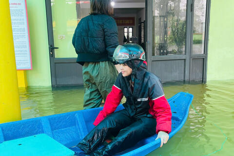 Không đợi nước rút, thầy cô Hà Tĩnh chèo thuyền đi dọn trường lớp