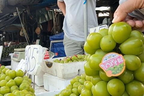 Hoa quả ngoại giá rẻ, tràn lan chợ đầu mối phía Nam Hà Nội