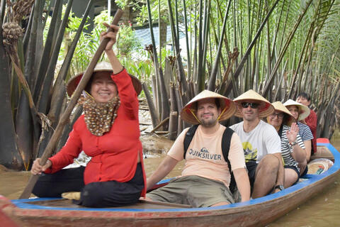 Những mái chèo mở lối thoát nghèo cho người dân cù lao