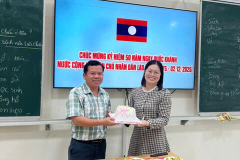 Ấm áp Quốc khánh Lào trong lớp học Việt Nam