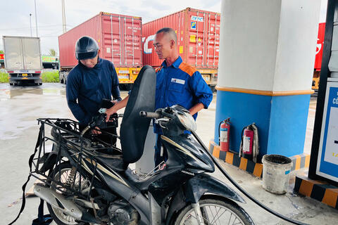 Giá xăng dầu hôm nay 09/12/2025: Đảo chiều giảm gần 2%