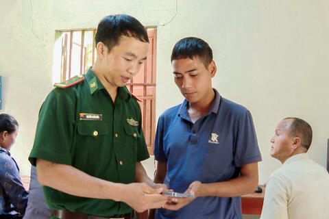 Lớp học 'xóa mù công nghệ' của thầy giáo mang quân hàm xanh