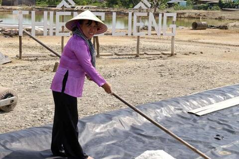 Người dân Thiềng Liềng làm du lịch và hành trình tìm vị ngọt trên ruộng muối
