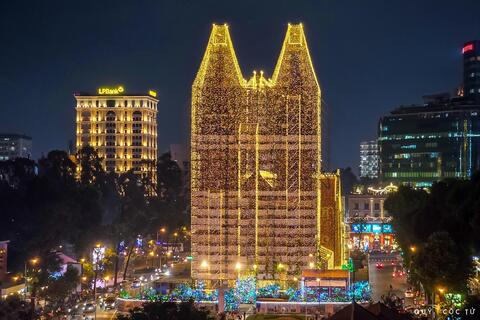 Nhà thờ Đức Bà lung linh trong 1.000km đèn led đón Giáng sinh