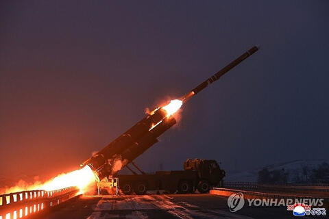 Ông Kim Jong-un giám sát vụ phóng thử tên lửa hành trình chiến lược tầm xa