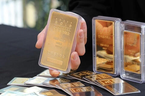 Giá vàng hôm nay 30/12 trong nước giảm 1,7 triệu đồng/lượng, thế giới giảm mạnh