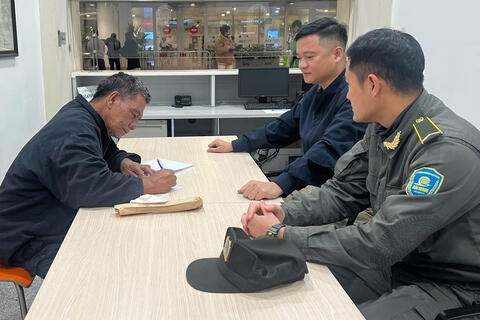 Hy hữu vụ khách quốc tế đi lạc ở phố cổ Hà Nội, đến sân bay cầu cứu