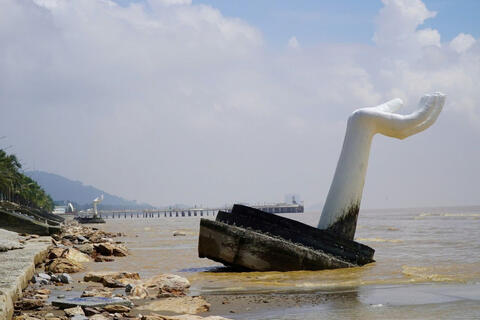 Thanh Hoá: Phá dỡ những bàn tay ‘khổng lồ’ ở biển Hải Tiến
