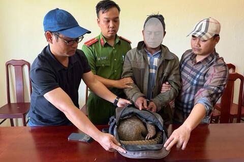 Mang tê tê đi bán, nam thanh niên bị phát hiện, bắt quả tang