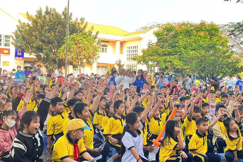 Khám bệnh, tặng quà cho 500 trẻ em khó khăn ở Tây Ninh