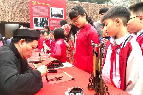 Hà Nội: Người dân, du khách rộn ràng khám phá Tết xưa