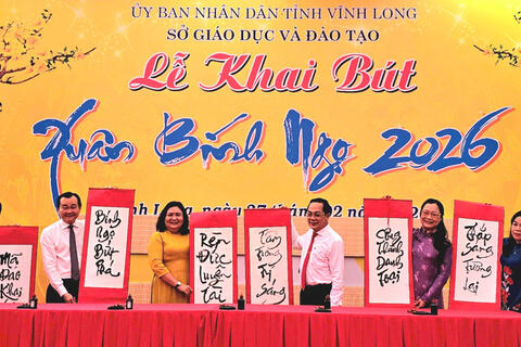 Hàng nghìn giáo viên, học sinh Vĩnh Long khai bút Xuân Bính Ngọ