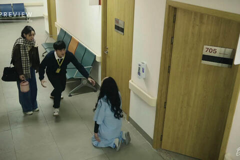 Bước chân vào đời tập 18: Mẹ Quân quỳ xuống cầu xin Thương chia tay