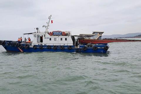 Cứu nạn kịp thời 5 thuyền viên trên chiếc tàu bị chìm ở vùng biển Thanh Hóa