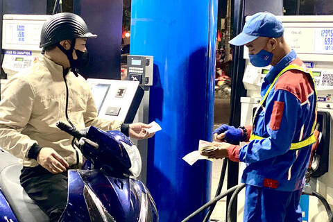 Giá xăng dầu hôm nay 2/4/2026: Thế giới đảo chiều giảm