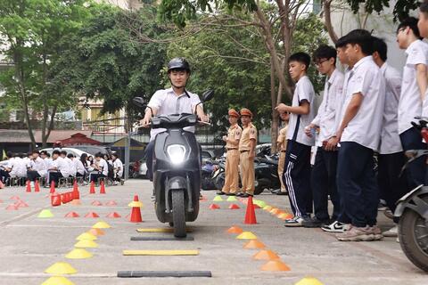 CSGT hướng dẫn kỹ năng lái xe cho học sinh
