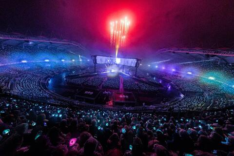 Concert 50.000 khán giả của BTS gây tranh cãi