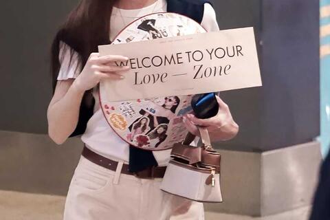 Jessica Jung (SNSD) cầm nón lá xuất hiện tại sân bay Tân Sơn Nhất