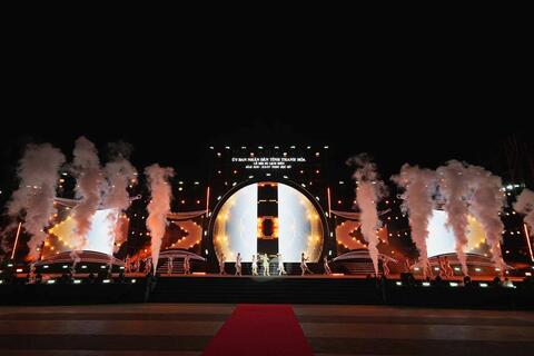 Hàng vạn người đổ về biển Sầm Sơn trong đêm khai mạc lễ hội du lịch biển