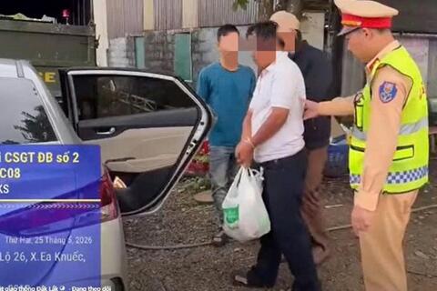 Cảnh sát giao thông Đắk Lắk giúp bệnh nhân tâm thần trở lại bệnh viện điều trị