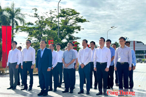 Đoàn công tác Bộ Công Thương dâng hương tưởng niệm các Anh hùng liệt sĩ tại Tây Ninh