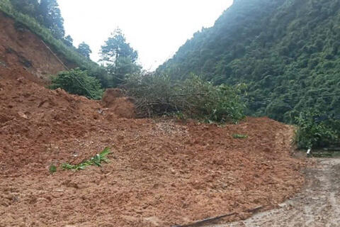 Mưa lớn gây sạt lở Quốc lộ 32 qua Lào Cai, giao thông tê liệt trong đêm
