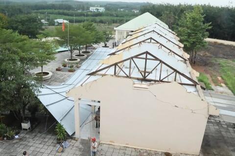 Mưa lớn kèm dông lốc làm tốc mái trường học ở Đồng Nai