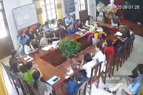 Nữ hiệu trưởng đập bàn, ném cốc tại cuộc họp không được bổ nhiệm lại