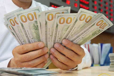 Ngày 25/8: Tỷ giá trung tâm tăng 15 đồng