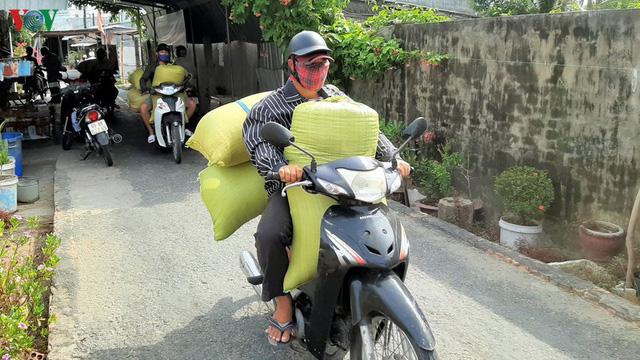 Người Cà Mau thu nhập khá từ nghề tải lúa trong mùa khô hạn - Ảnh 6. Người Cà Mau thu nhập khá từ nghề tải lúa trong mùa khô hạn - Ảnh 6.