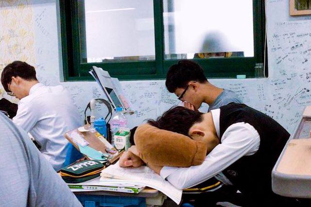 Ác mộng thực sự mang tên thi đại học ở Hàn Quốc: Cấm cung ôn thi để tránh dịch, sợ trượt trường top hơn cả sợ Covid-19 - Ảnh 1. Ác mộng thực sự mang tên thi đại học ở Hàn Quốc: Cấm cung ôn thi để tránh dịch, sợ trượt trường top hơn cả sợ Covid-19 - Ảnh 1.